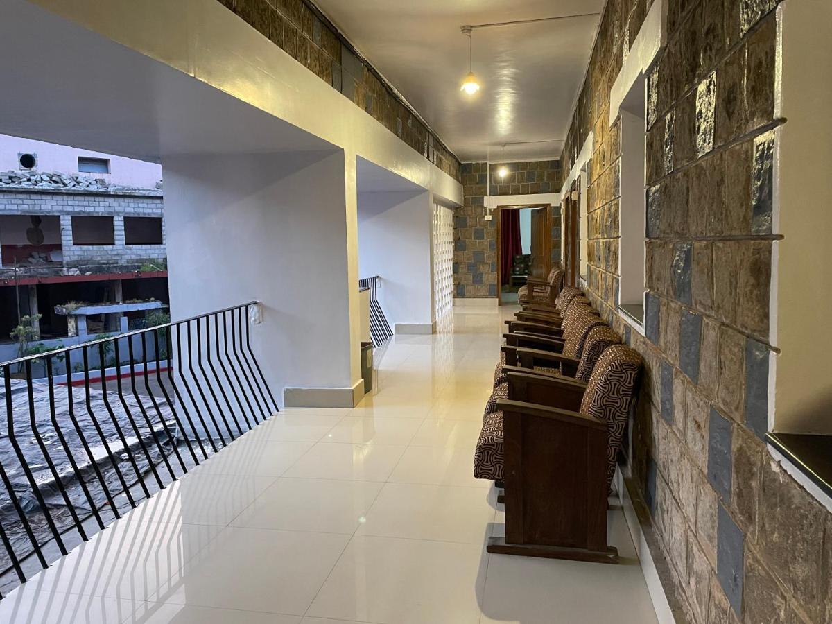 Hotel Caveri Madikeri Esterno foto