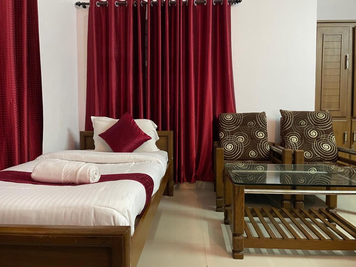 Hotel Caveri Madikeri Esterno foto